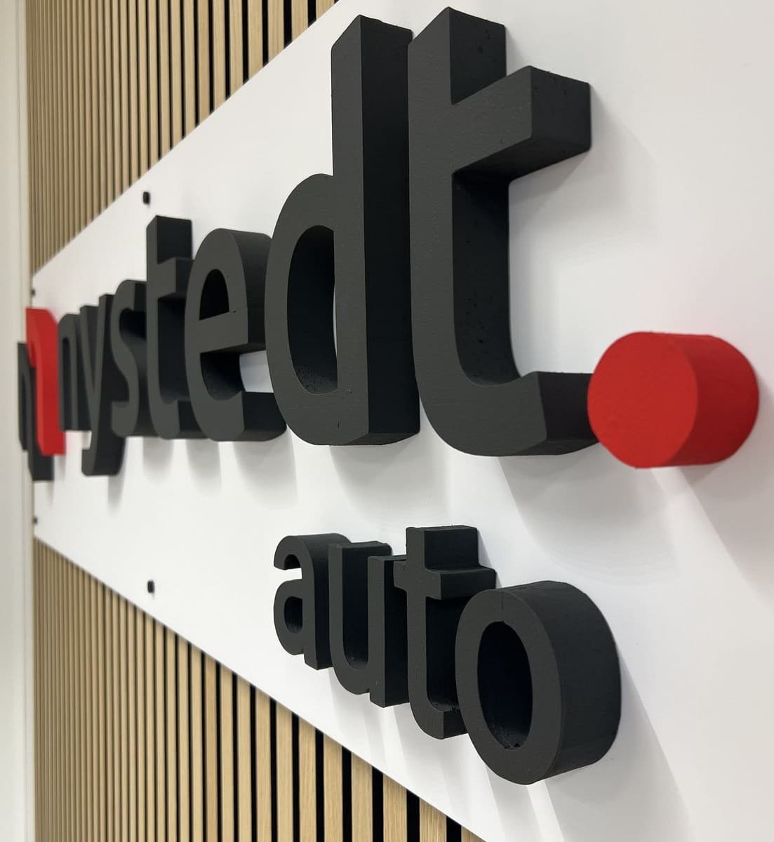 Nystedt 3D logo seinällä