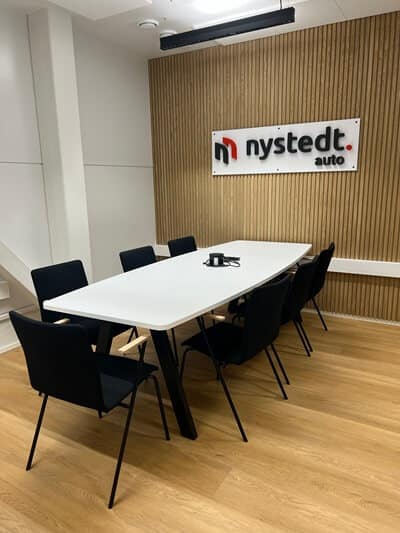 Referenssi sisustussuunnittelu neuvottelutila lopputulos