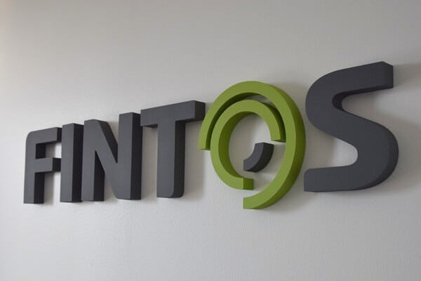 Fintos 3D-logo seinällä