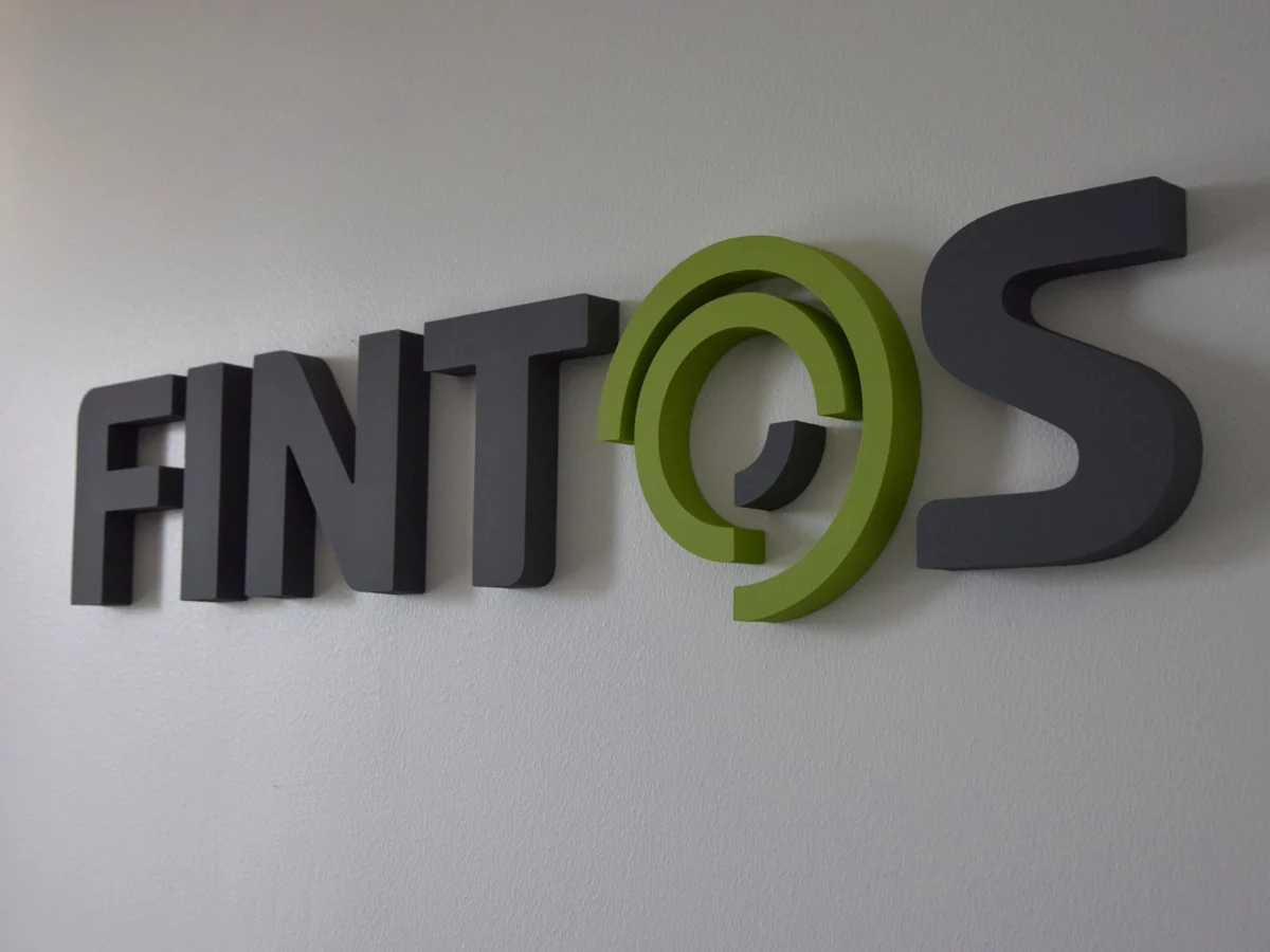 Fintoksen logo toimitilan seinällä