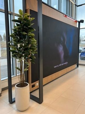 Autoliikkeen mainosseinä